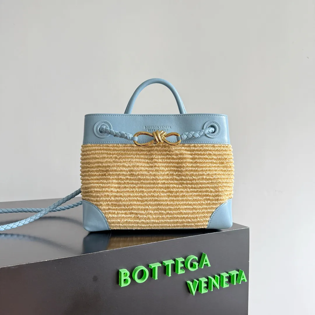 Batch 1960 Bottega Veneta's new SmallAndiamo | 🌞The best solution for summer relaxation! 🌾 Straw + leather splicing, natural materials collide with exquisite craftsmanship, and it has a sense of relaxation during the southern French holiday. It is suitable for daily commuting and weekend vacations. It is very stylish when you carry it with you. 💼 The practical capacity is amazing. It can easily store mobile phones, card holders, and powder compacts. The top opening and closing design makes it easy to access items and protects privacy. The whole is not redundant or cramped. It is a concrete interpretation of "less is more"! Unique woven texture + iconic gold buckle, low-key and high-end recognition, take it to the streets and turn heads when you put it on your back, as if you have brought lazy fashion into your life. BV’s new season aesthetics, fashionable and refined, come and take away this sense of relaxation~SmallAndiamo will become a high-end symbol in your style wardrobe that will never fade! Style number: 827478 (743568) Size: 25*20*10cm